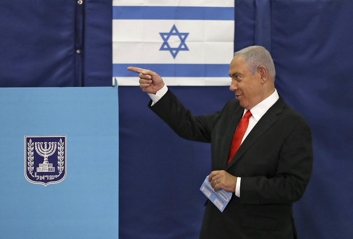رئيس الوزراء الإسرائيلي بنيامين نتنياهو خلال الإدلاء بصوته في أحد مراكز الاقتراع بالقدس - AFP