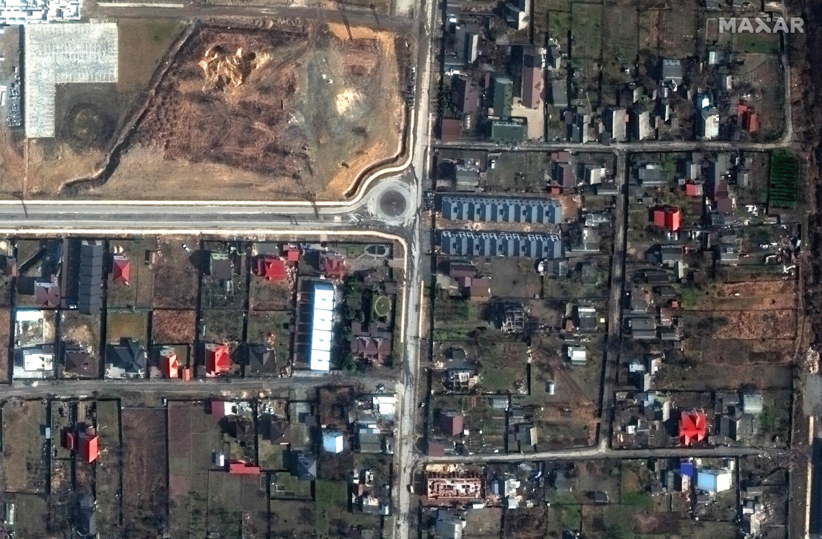 صورة بالأقمار الصناعية بالقرب من كنيسة القديس أندرو وبييرفوزفانوهو في بوتشا الأوكرانية - 4 أبريل 2022 - AFP
