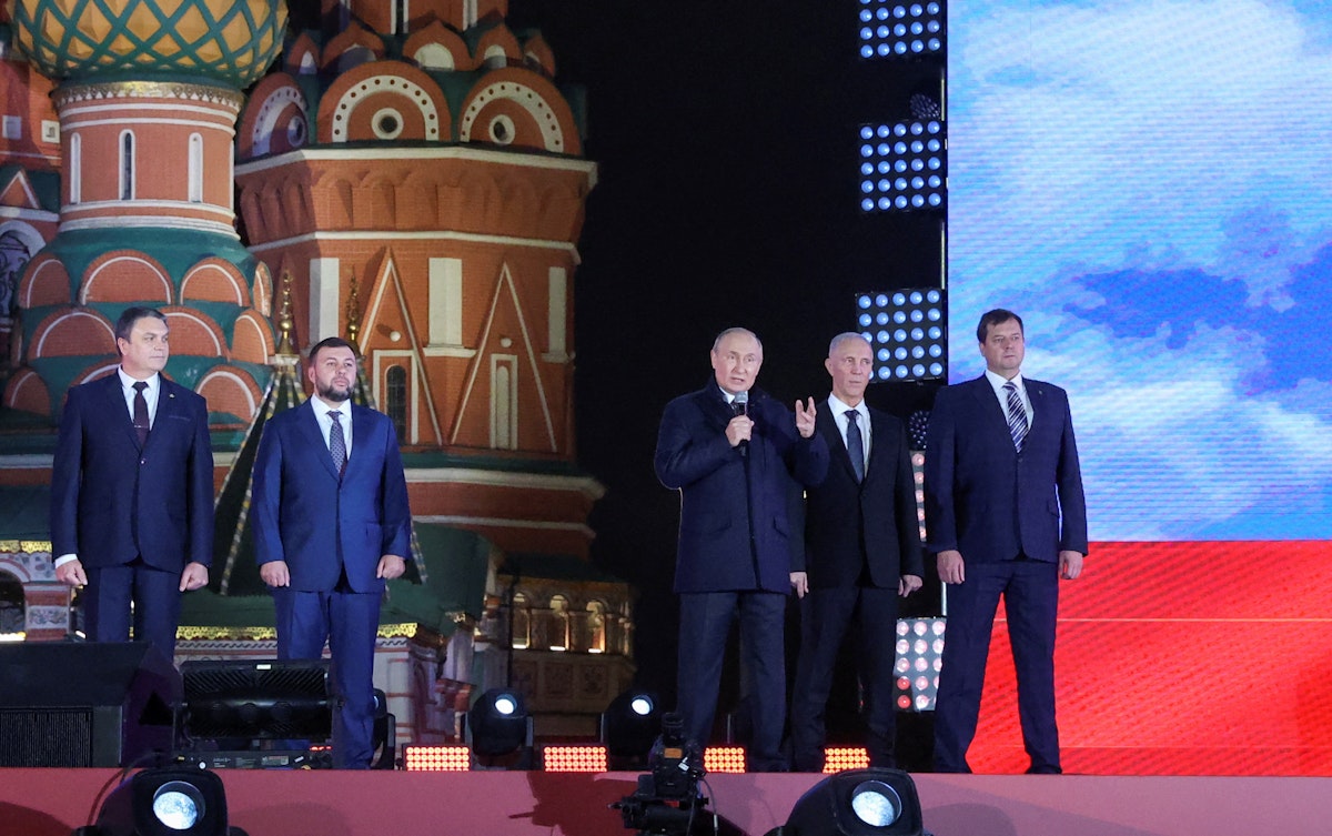 الرئيس الروسي فلاديمير بوتين يتحدث على منصة أقيمت عند جدار الكرملين في الميدان الأحمر، احتفالاً بانضمام 4 أقاليم أوكرانية إلى الاتحاد الروسي - موسكو - 30 سبتمبر 2022 - REUTERS