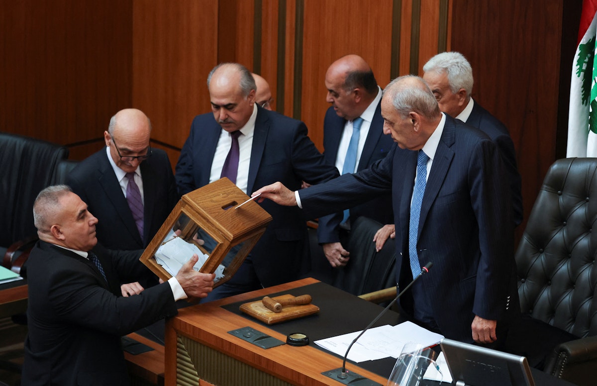 رئيس مجلس النواب اللبناني نبيه بري يدلي بصوته خلال الجلسة البرلمانية الأولى لانتخاب رئيس الجمهورية. 29 سبتمبر 2022 - REUTERS