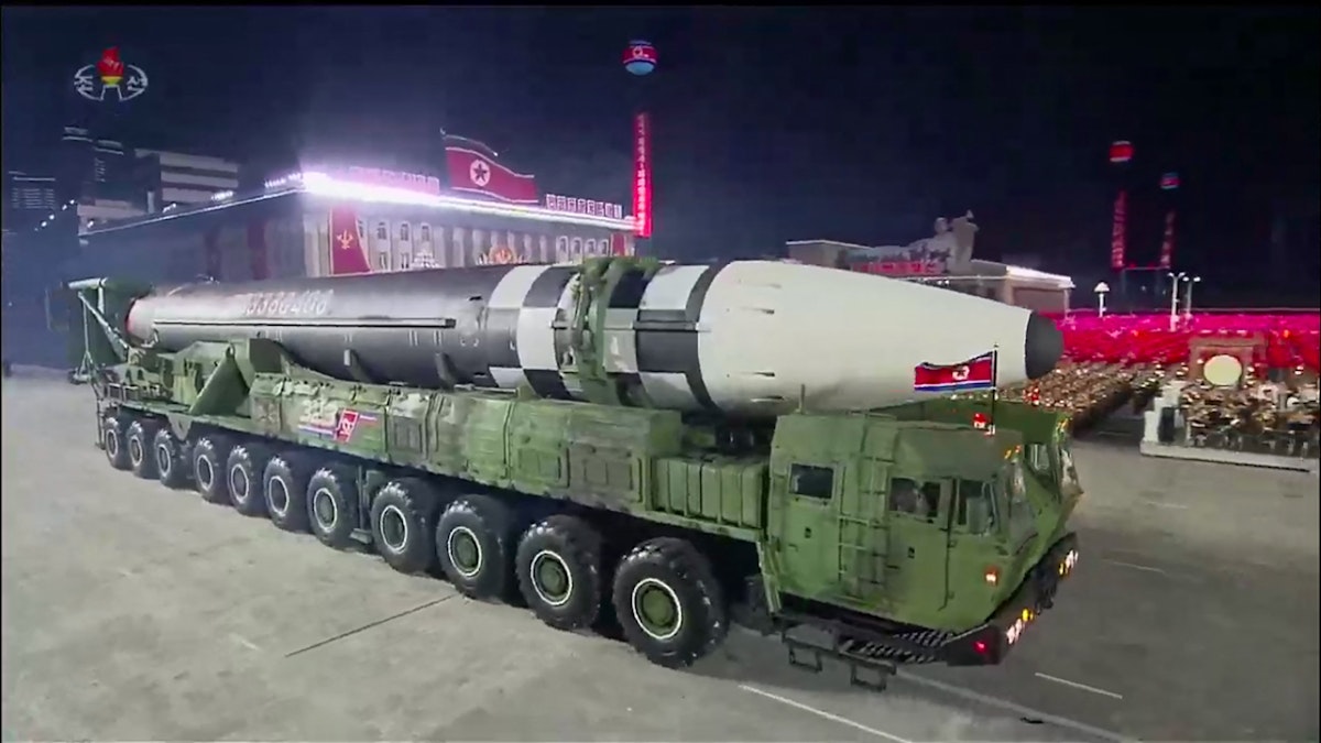 صاروخ باليستي جديد عابر للقارات خلال عرض عسكري في ساحة كيم إيل سونغ ببيونغ يانغ - 10 أكتوبر 2020 - AFP