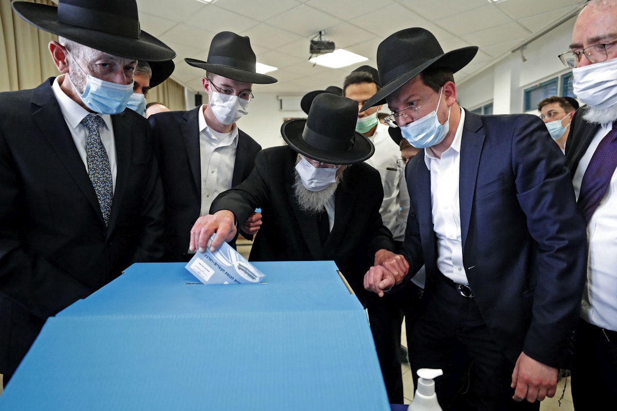 رجال دين يهود يدلون بأصواتهم في مركز اقتراع في القدس في 23 مارس 2021 - AFP