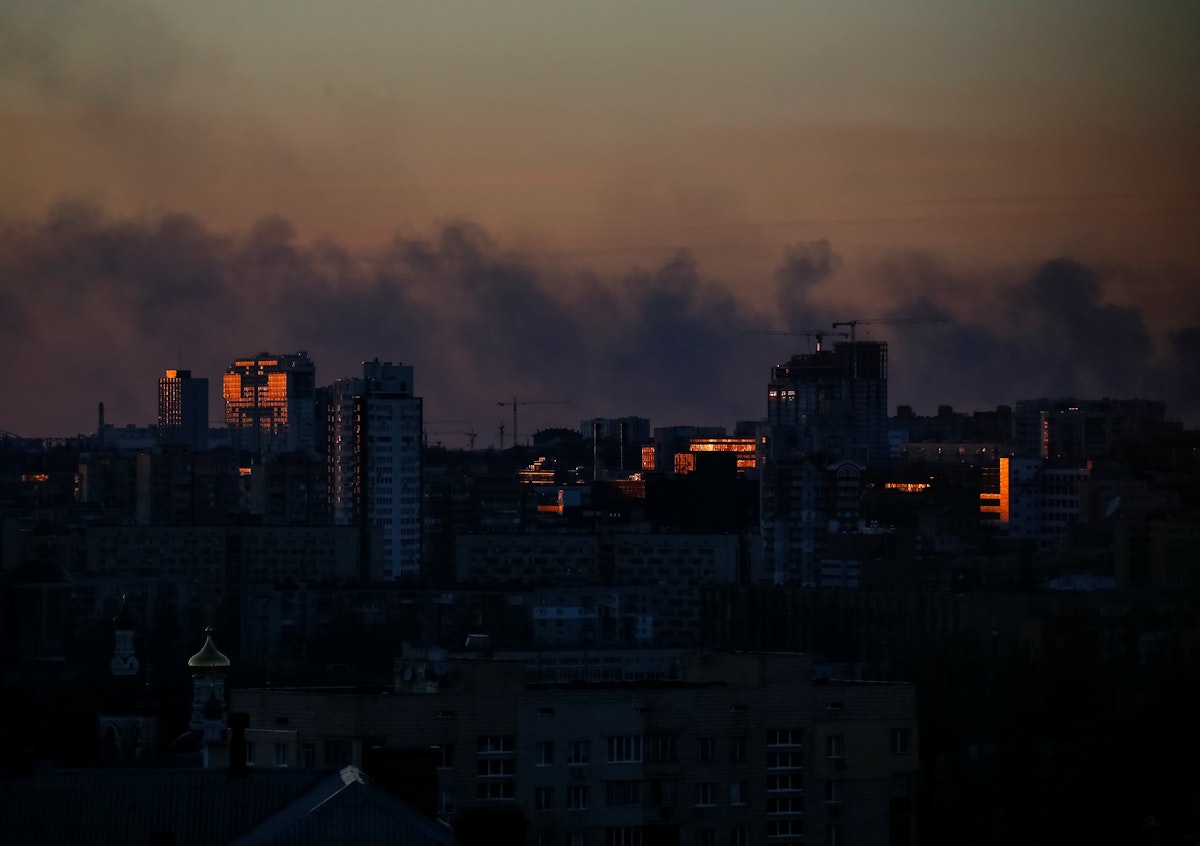 دخان يتصاعد بعد قصف روسي  بالقرب من كييف بأوكرانيا- 11 مارس 2022 - REUTERS