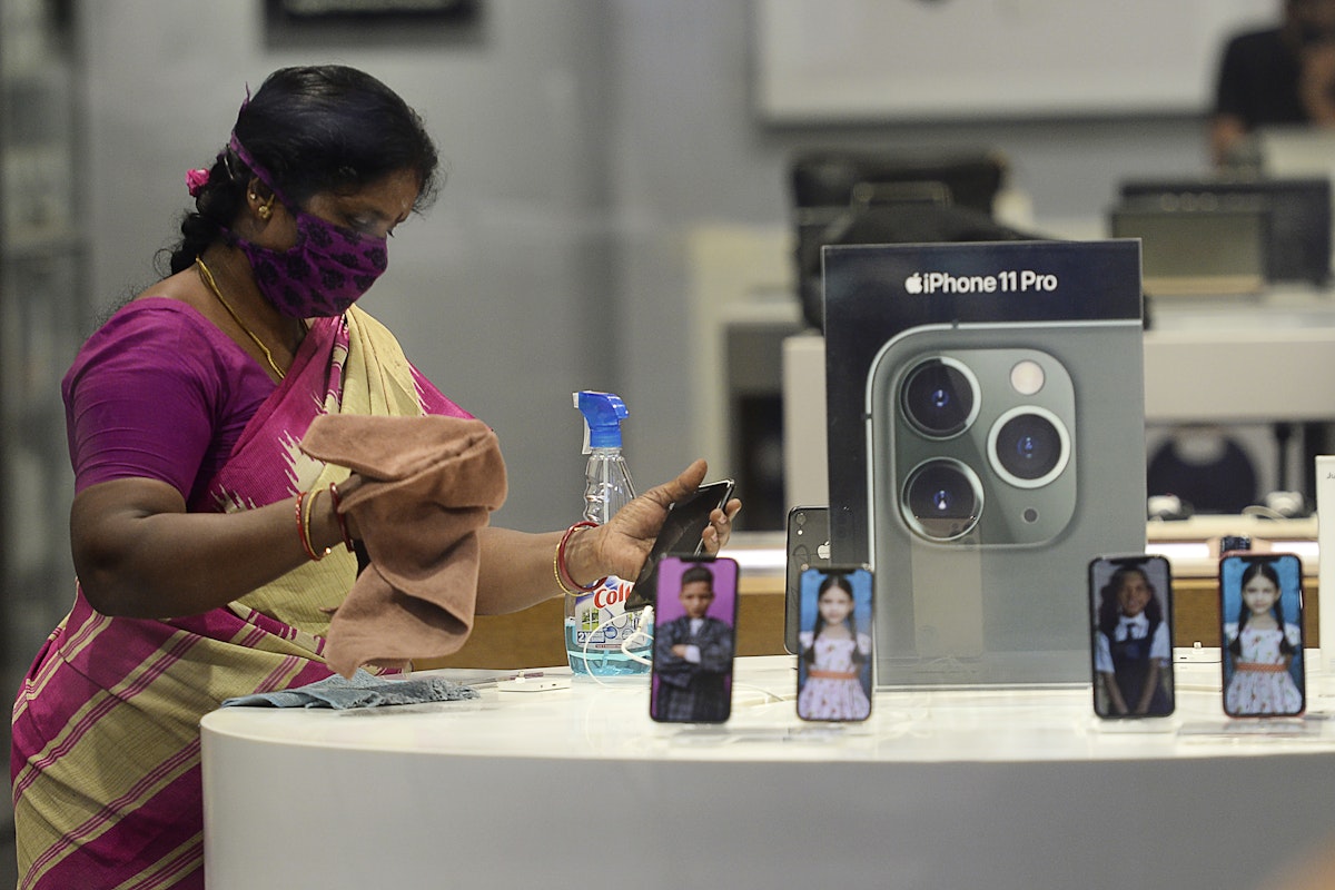 عملية التعقيم داخل متجر آبل في الهند  - AFP