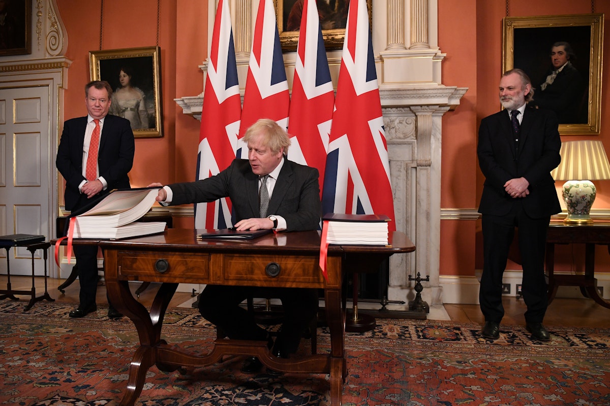 رئيس الوزراء البريطاني، بوريس جونسون، يوقع اتفاقية التجارة مع الاتحاد الأوروبي في لندن، بريطانيا، 30 ديسمبر 2020 - REUTERS