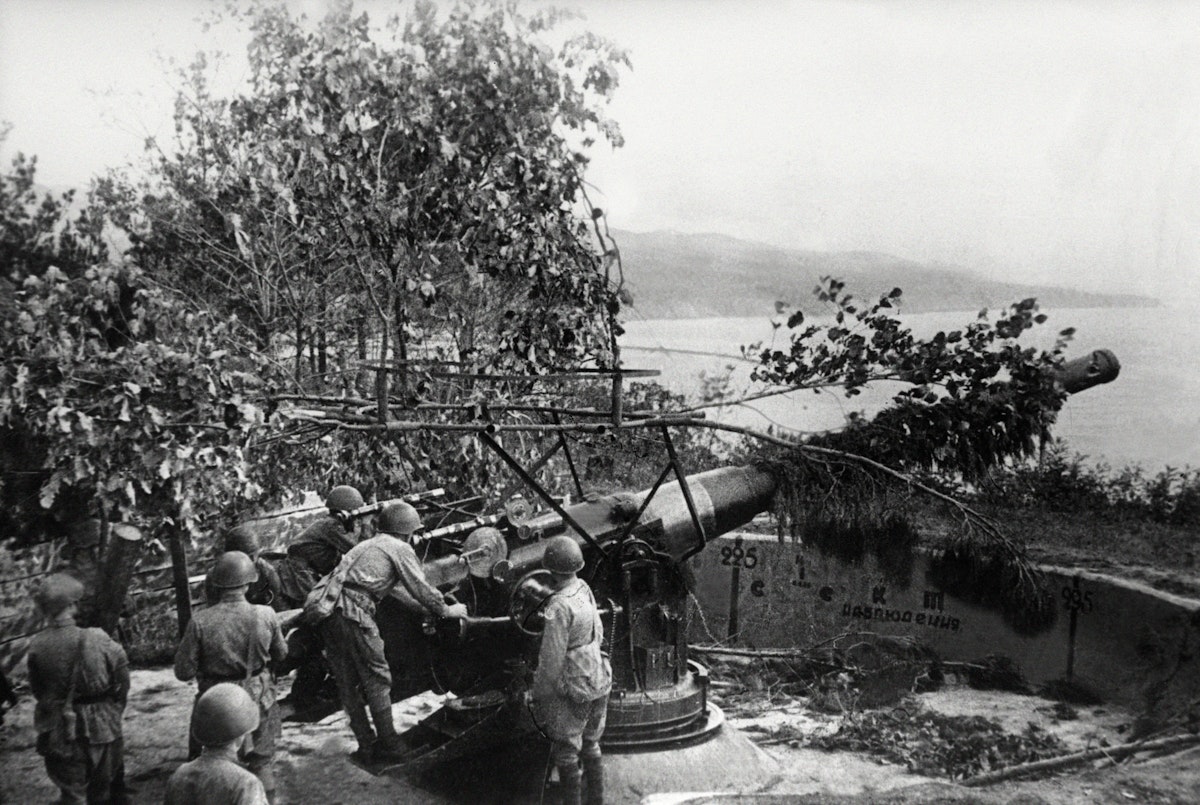 جنود المدفعية السوفيت يستعدون لإطلاق النار على موقع فنلندي في شبه جزيرة هانكو خلال الحرب الفنلندية الروسية 1939-1940 - AFP