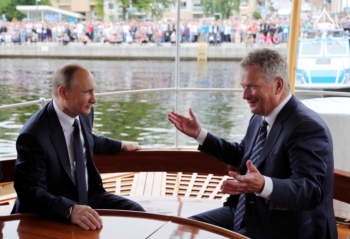 الرئيس الروسي فلاديمير بوتين (يسار) ونظيره الفنلندي ساولي نينيستو يبحران عند وصولهما إلى قلعة أولافينلينا في سافونلينا، فنلندا على متن مركب بحري - 27 يوليو 2017 - REUTERS