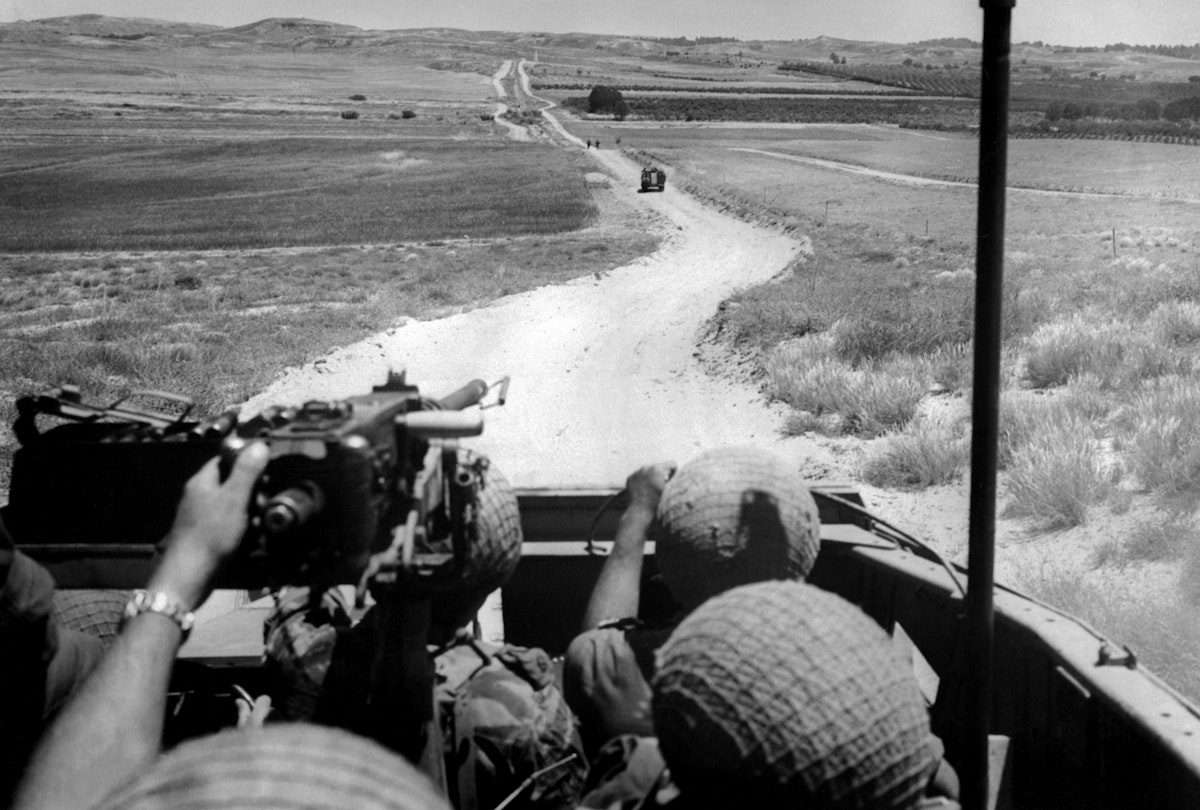 قوات إسرائيلية خلال حرب 1967 في صحراء سيناء، مصر، 4 يونيو 1967 - AFP