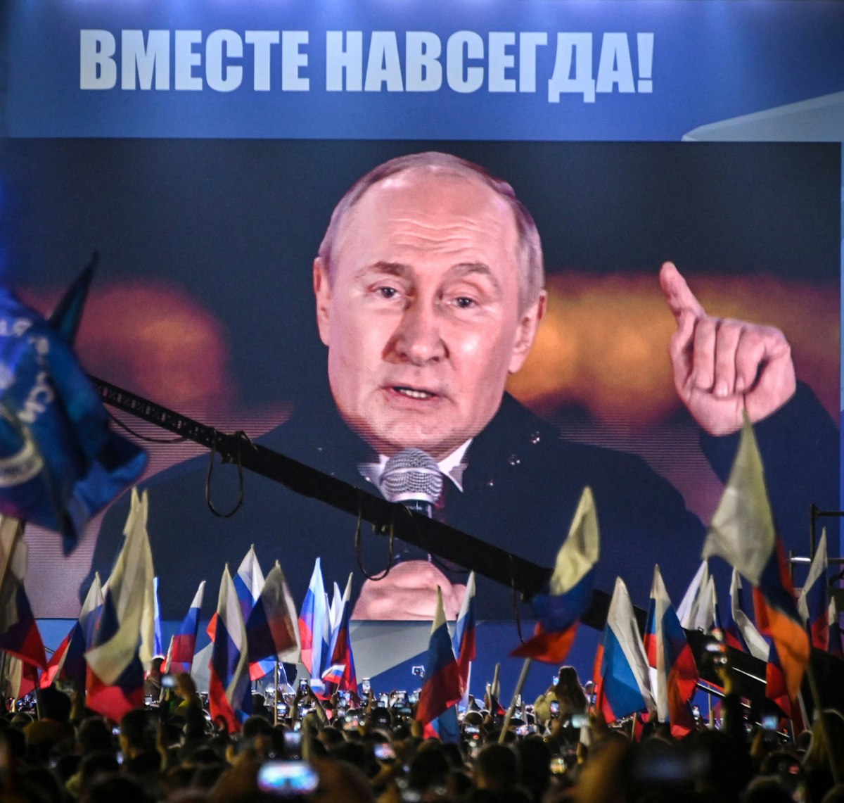 حشود تستمع في الميدان الأحمر لكلمة الرئيس الروسي فلاديمير بوتين- موسكو - 30 سبتمبر 2022 - AFP