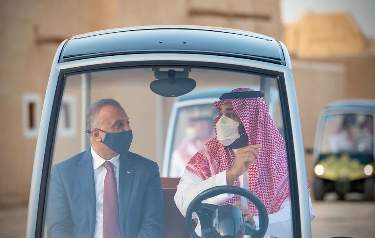 ولي العهد السعودي الأمير محمد بن سلمان خلال استقباله رئيس الوزراء العراقي مصطفي الكاظمي في الرياض - REUTERS