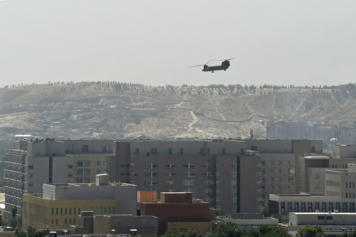 مروحية عسكرية تحلق فوق السفارة الأميركية في العاصمة الأفغانية كابول - 15 أغسطس 2021 - AFP