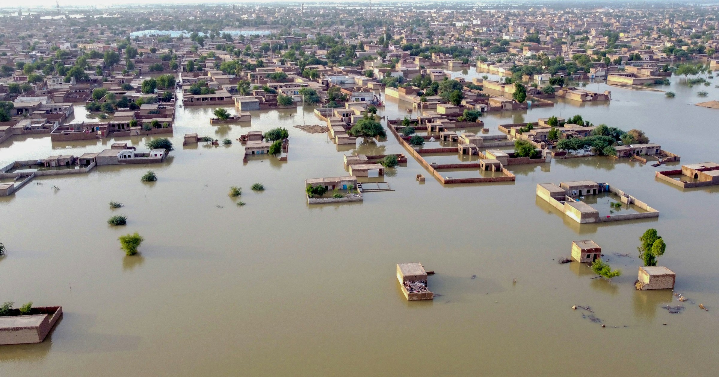 باكستان: نحتاج 10 مليارات دولار لإعادة الإعمار بعد الفيضانات | الشرق للأخبار