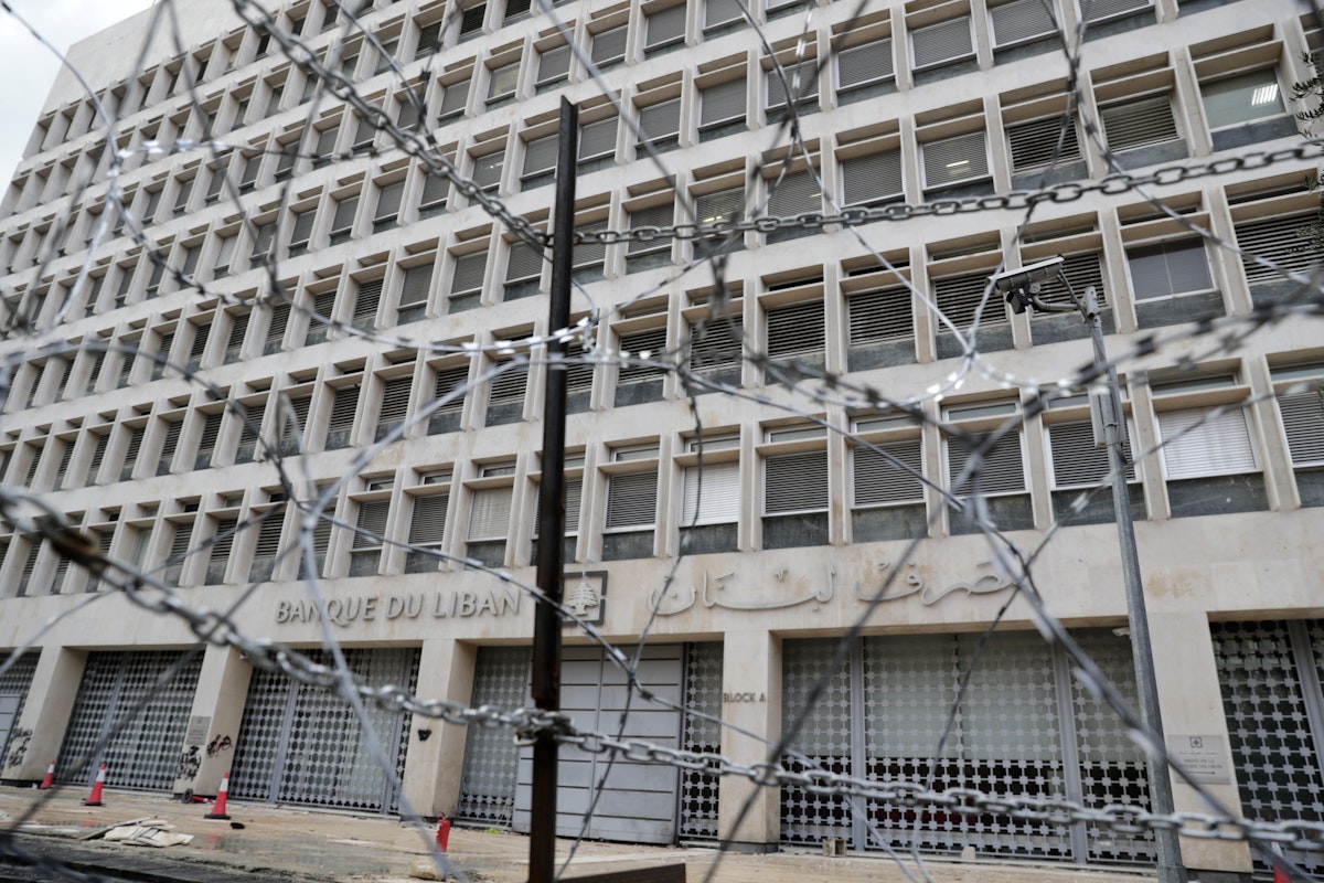 وضع أسلاك شائكة أمام مقر البنك المركزي في بيروت لإبعاد المتظاهرين عن المبنى ، في 30 كانون الأول 2019 AFP - AFP