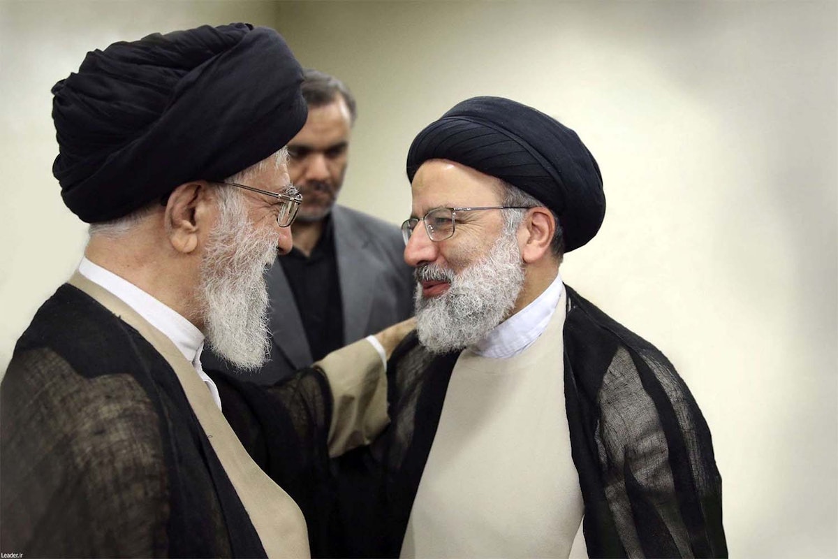 إبراهيم رئيسي الفائز في الانتخابات الإيرانية يتحدث خلال لقاء سابق مع المرشد الإيراني علي خامنئي - leader.ir