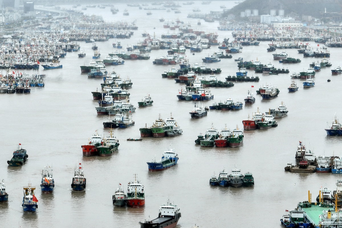 سفن صينية تقف في أحد موانئ الصيد قبيل اقتراب إعصار "مويفا" - 14 سبتمبر 2022 - REUTERS