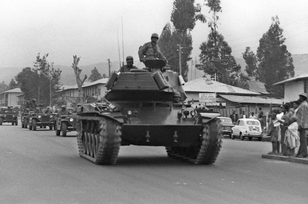 جنود إثيوبيون في أديس أبابا خلال مجريات الانقلاب العسكري الذي انتهى بإسقاط هيلا سيلاسي، 23 أغسطس 1964 - AFP
