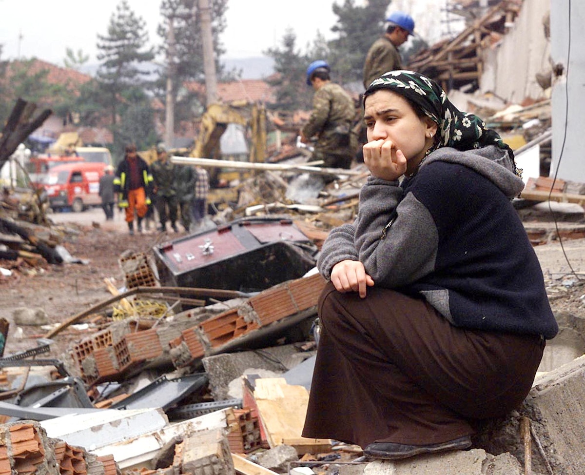امرأة تركية تجلس على أنقاض منزلها الذي دمره الزلال في مقاطعة دوزجهة، 17 نوفمبر 1999 - AFP