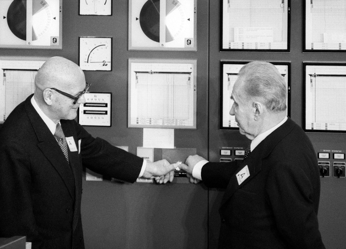 الرئيس الفنلندي السابق أورهو كيكونن (يسار)، ورئيس وزراء الاتحاد السوفيتي السابق أليكسي كوسيجين خلال تشغيل محطة وفيسا للطاقة النووية، ببلدة وفيسا في فنلندا 3 مارس 1977 - AFP