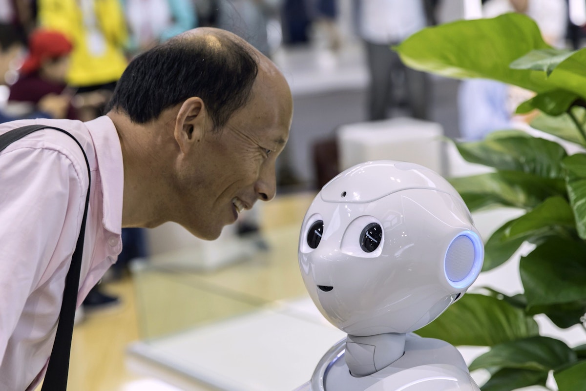 ينظر إلى روبوت خلال مؤتمر للذكاء الاصطناعي في شنغهاي - 29 أغسطس 2019 - Bloomberg