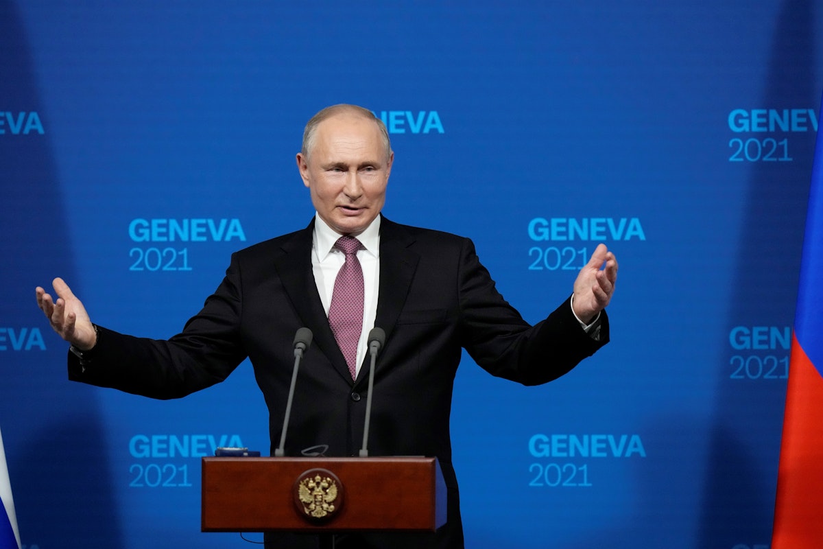 الرئيس الروسي فلاديمير بوتين يتحدث خلال مؤتمر صحافي أعقب اجتماعه بنظيره الأميركي جو بايدن في جنيف- 16 يونيو 2021 - REUTERS