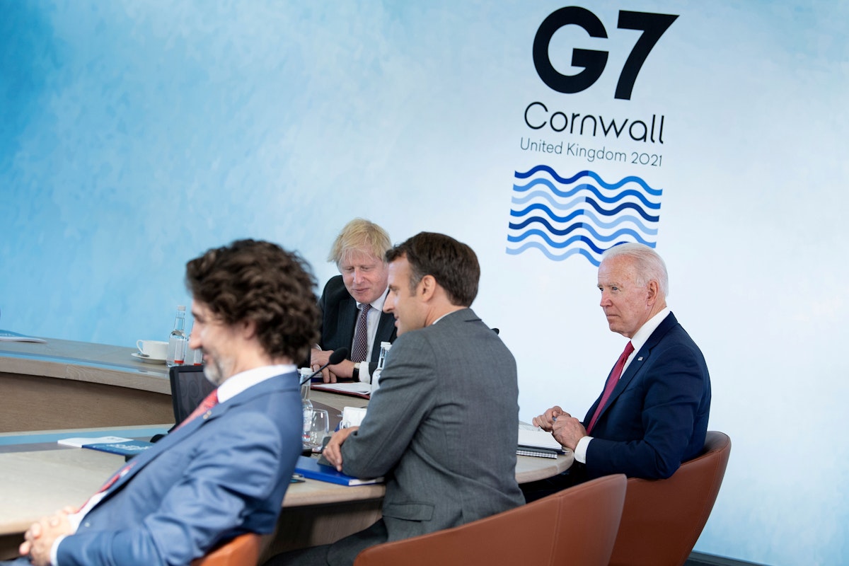 رئيس الوزراء الكندي جاستن ترودو، ورئيس الوزراء البريطاني بوريس جونسون، والرئيس الفرنسي إيمانويل ماكرون، والرئيس الأميركي جو بايدن، خلال قمة مجموعة السبع ف- 12 يونيو 2021 - REUTERS