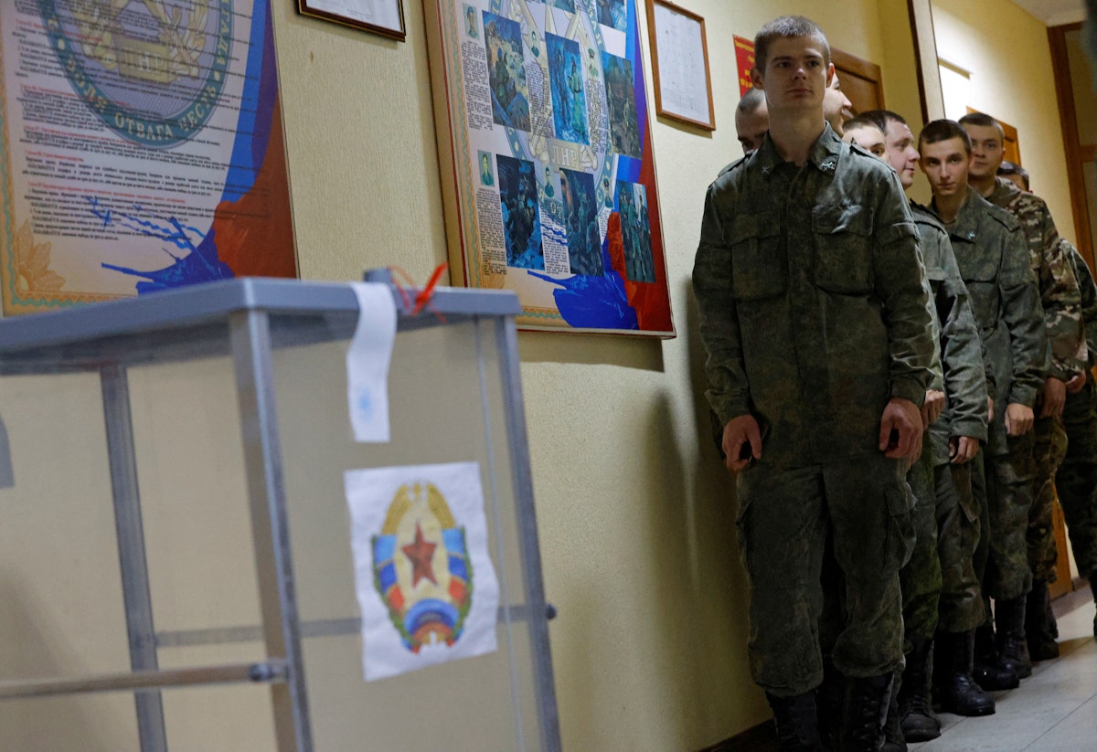 جنود تابعون لجمهورية لوغانسك الشعبية الموالية لموسكو يشاركون في استفتاء الانضمام إلى روسيا. 23 سبتمبر 2022 - REUTERS