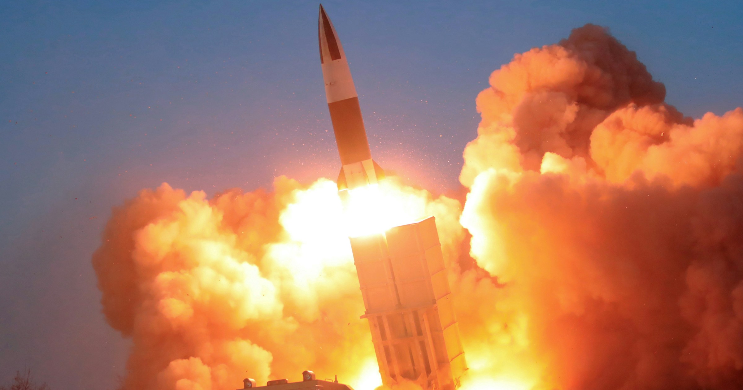 Míssil sendo lançado pela Coreia do Norte em 22 de março de 2020. (Foto: Reprodução/Reuters). 