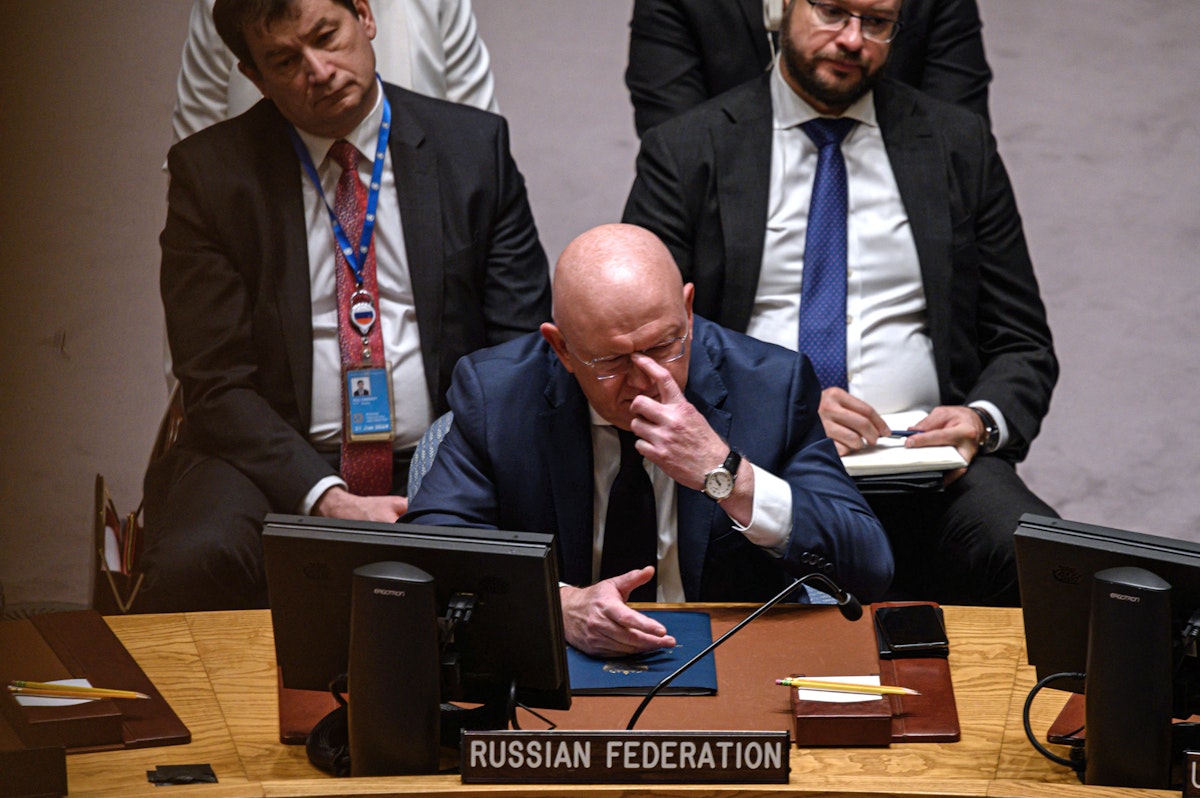 المندوب الروسي بالأمم المتحدة فاسيلي نيبينزيا يلقي كلمته أمام جلسة مجلس الأمن قبل التصويت على مشروع قرار بإدانة انضمام أراض أوكرانية للاتحاد الروسي - نيويورك - 30 سبتمبر 2022 - AFP