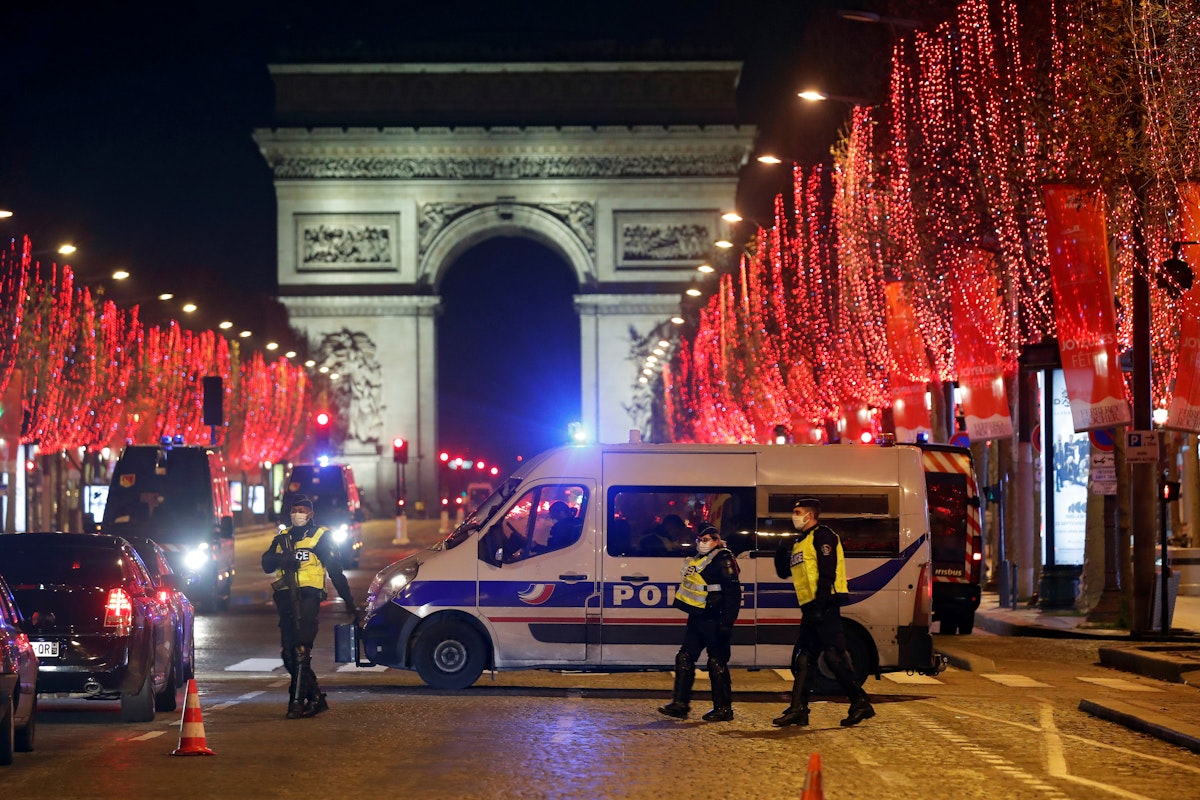 دورية للشرطة الفرنسية في شارع الشانزليزيه بالعاصمة باريس بعد حظر الاحتفالات والتجمعات بسبب قيود فيروس كورونا، 31 ديسمبر 2020 - REUTERS