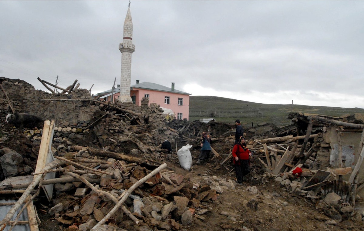 جانب من آثار الدمار في قرية أوكجولار بإقليم إيلازيج شرقي تركيا في أعقاب زلزال شهدته المنطقة، 9 مارس 2010 - AFP