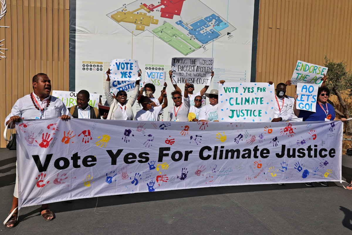أعضاء منظمة "طلاب جزر المحيط الهادئ" لمكافحة تغير المناخ ينظمون احتجاجاً خلال مؤتمر المناخ COP27 في شرم الشيخ، مصر، 10 نوفمبر 2022. - AFP